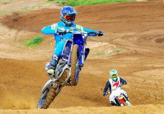 Cross et enduro : guide des motos tout-terrain pour débutants
